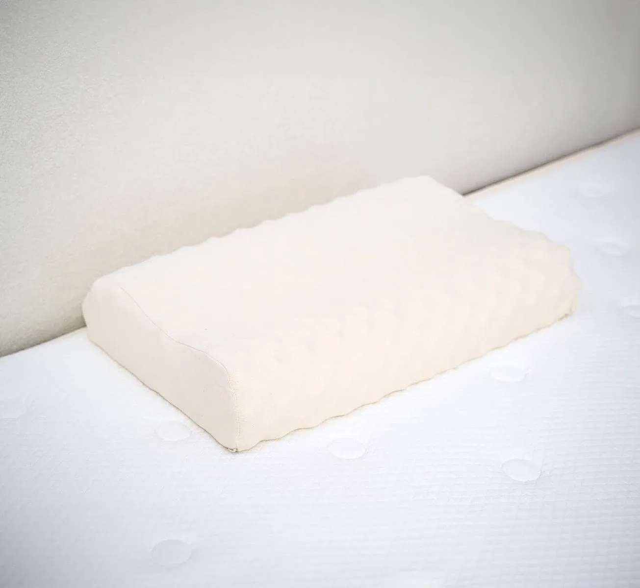 Organic Latex Convoluted Contour Pillow (Medium (55K))