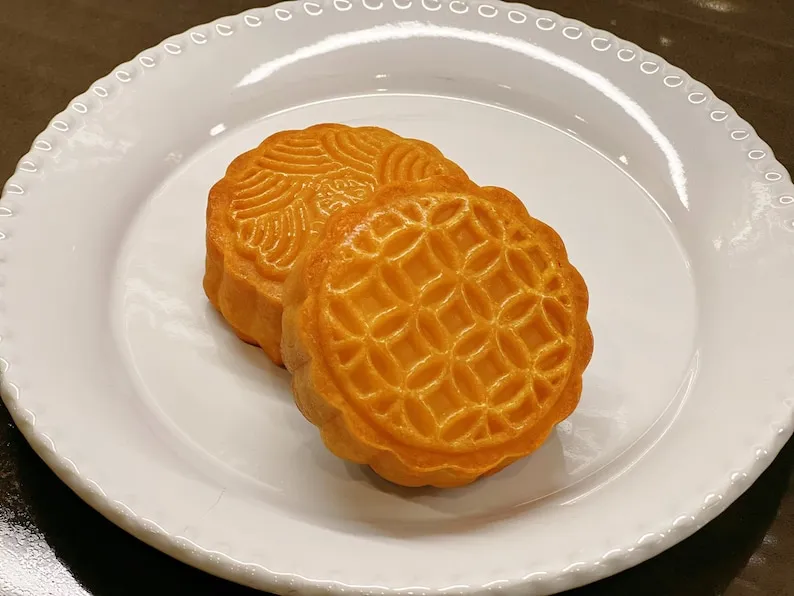 Fresh made Mooncake with coconut filling 4pcs 360g (90g each) (over 35 dollar free shipping)