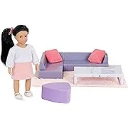 Lori Dolls – Yuni’s Cozy Sofa Set – Mini Doll & Toy Living Room Furniture – 6-inch Doll & Dollhouse Accessories – Sofa, Pouffe, Table, Rug, Pillows – Play Set for Kids – 3 Years +