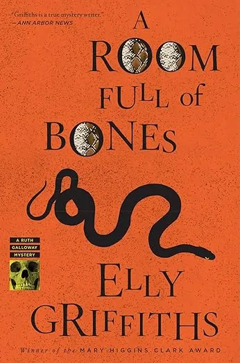 A Room Full of Bones (Ruth Galloway Mysteries, 4)