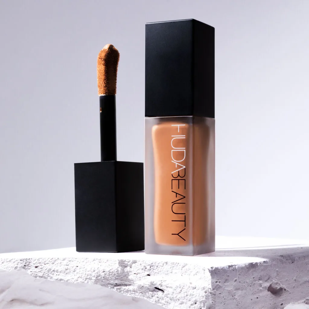 HUDA BEAUTY #FauxFilter Luminoso Mate Cobertura edificable Corrector a prueba de arrugas Gotas de yogur 1.5 Beige