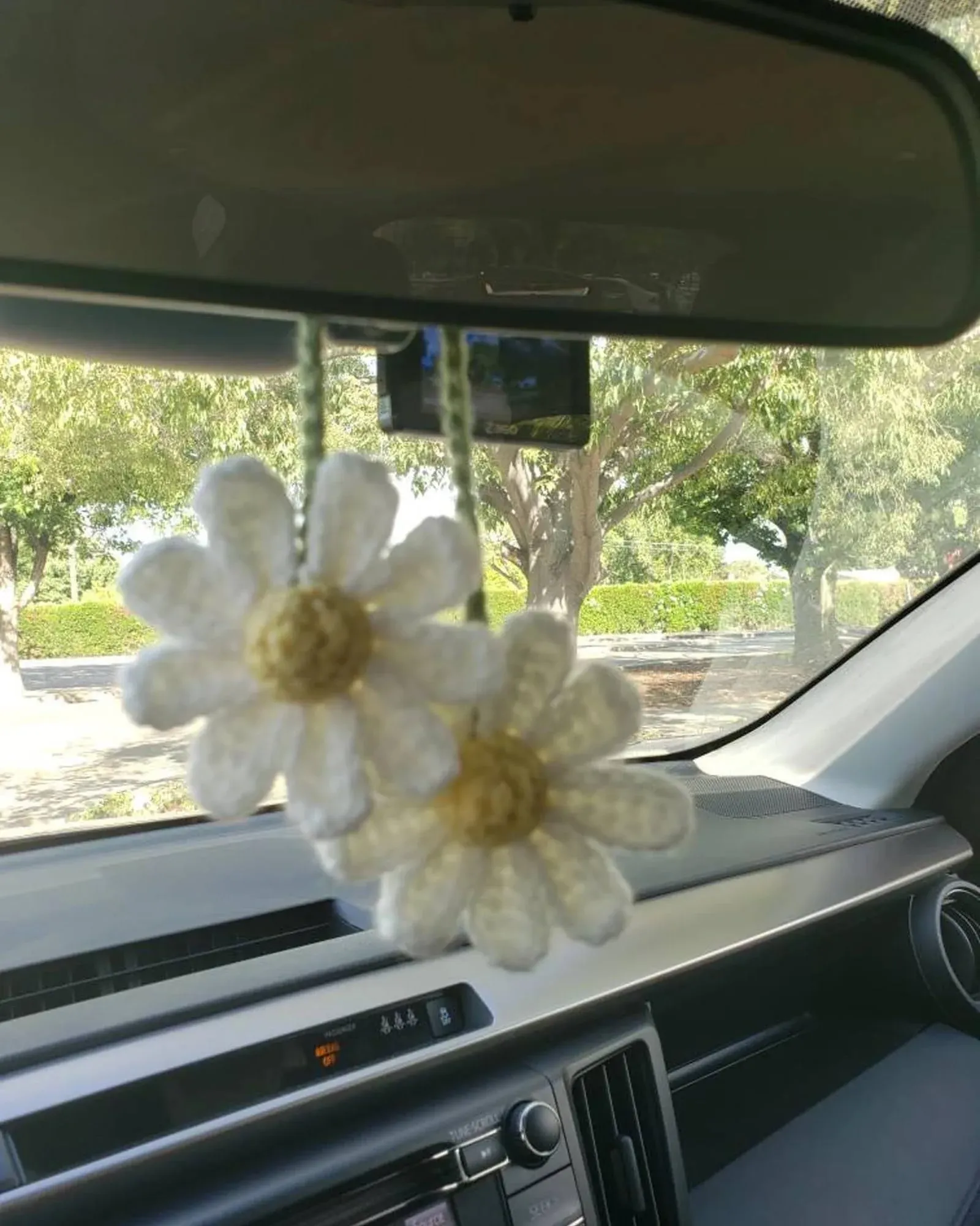 Crochet Daisy Car Accessories for Women Cute Rear View Mirror Hanging Charms Handmade Daisy Flower Gifts for Crochet Lovers Car Decor Automotive Interior Aesthetic(White)