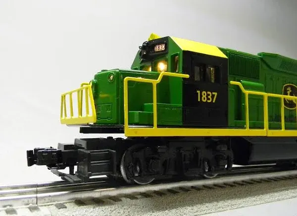 LIONEL JOHN DEERE LIONCHIEF GP38 DIESEL LOCOMOTIVE ENGINE O GAUGE 2123040-E NEW