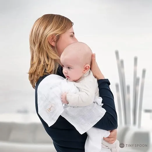 Sophie la girafe | Birth Basket | Includes a Basket with Handles, Sophie la girafe, Soft Comforter with Pacifier Holder, 100% Cotton Swaddle (70 cm x 70 cm) & a Swing Rattle
