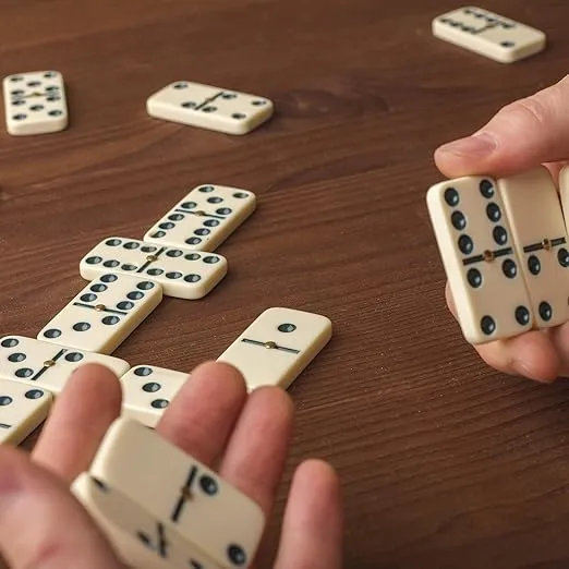 Dominoes Set- 28 Piece Double-Six Ivory Domino Tiles Set, Classic Numbers Table Game with Wooden Carrying/Storage Case by Hey! Play! (2-4 Players) , Brown